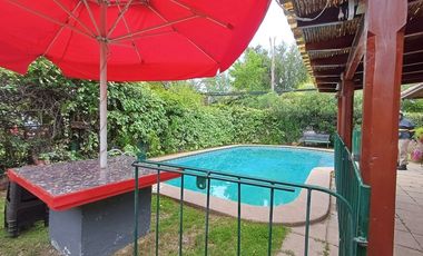 Casa Amplio terreno, luminosa, jardín y Piscina