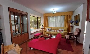 Casa Amplio terreno, luminosa, jardín y Piscina