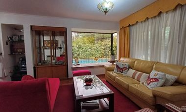 Casa Amplio terreno, luminosa, jardín y Piscina