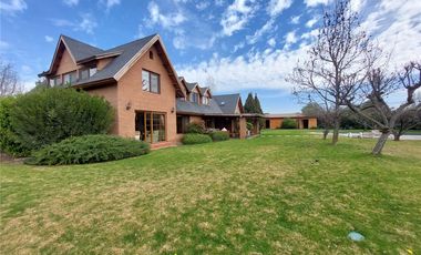 Amplia y entretenida casa 5 dormitorios