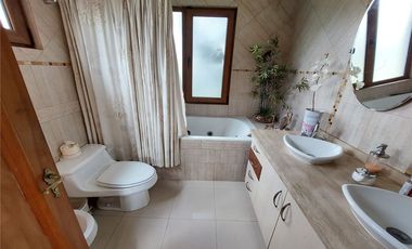 Amplia y entretenida casa 5 dormitorios