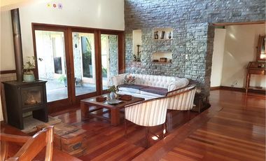 Parcela con gran casa en condominio 5D+5B