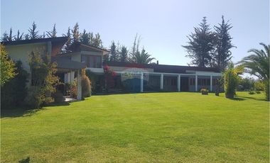 Parcela con gran casa en condominio 5D+5B