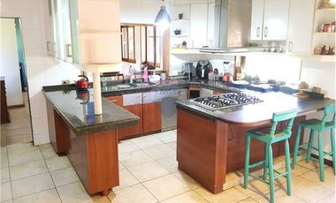 Parcela con gran casa en condominio 5D+5B