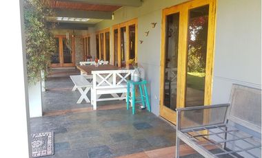 Parcela con gran casa en condominio 5D+5B