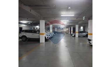 Moderno Edificio Corporativo - Metro Los Héroes