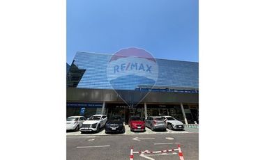 Oficina con Estacionamiento y Bodega Clinica Meds