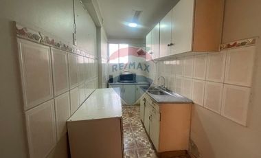 CASA DE 2 PISOS EN CALLE CERRADA. 2D -2B