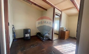 CASA DE 2 PISOS EN CALLE CERRADA. 2D -2B