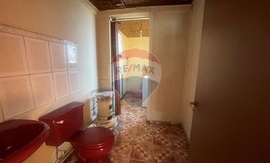 CASA DE 2 PISOS EN CALLE CERRADA. 2D -2B