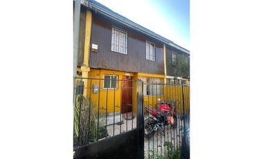 CASA DE 2 PISOS EN CALLE CERRADA. 2D -2B