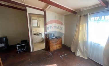 CASA DE 2 PISOS EN CALLE CERRADA. 2D -2B