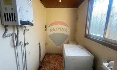 CASA DE 2 PISOS EN CALLE CERRADA. 2D -2B