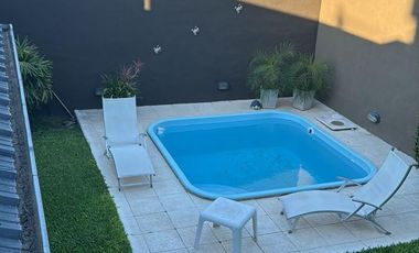 VENDEMOS GRAN CASA SOBRE AV DON BOSCO  A METROS DE CIRCUNVAL