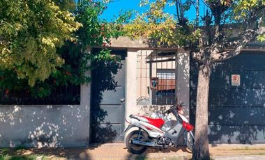 Casa a refaccionar en venta - 2 Dormitorios 1 Baño - Cochera - 353Mts2 - Manuel B Gonnet
