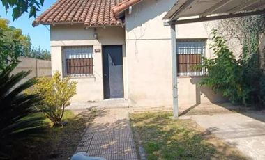 Casa a refaccionar en venta - 2 Dormitorios 1 Baño - Cochera - 353Mts2 - Manuel B Gonnet