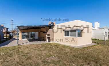 EN VENTA Casa 2 Dormitorios - Las Casuarinas - Ibarlucea