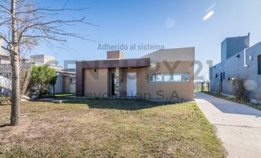 EN VENTA Casa 2 Dormitorios - Las Casuarinas - Ibarlucea