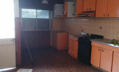 Comodoro Rivadavia 100, Bernal Oeste ¡PH de tres ambientes en Venta!