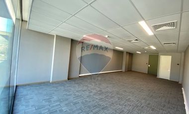 ARRIENDO OFICINA AV.LA DEHESA, 61 M², 3 EST, 2 BDG