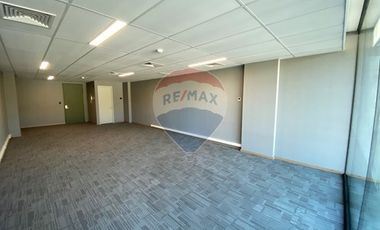 ARRIENDO OFICINA AV.LA DEHESA, 61 M², 3 EST, 2 BDG