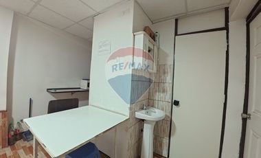 ¡Hostal en venta: inversión en Santiago!