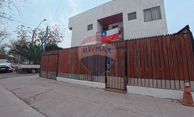 ¡Hostal en venta: inversión en Santiago!