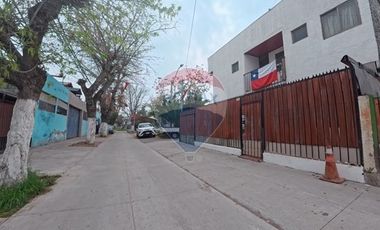 ¡Hostal en venta: inversión en Santiago!