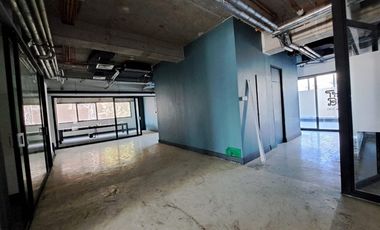 Amplias oficinas con 17 estacionamientos.