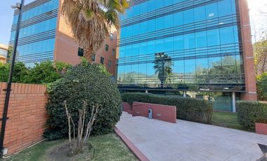 Amplias oficinas con 17 estacionamientos.