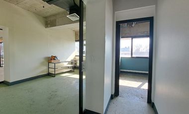 Amplias oficinas con 17 estacionamientos.