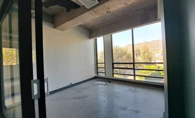 Amplias oficinas con 17 estacionamientos.