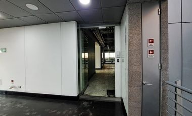 Amplias oficinas con 17 estacionamientos.