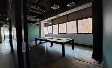 Amplias oficinas con 17 estacionamientos.