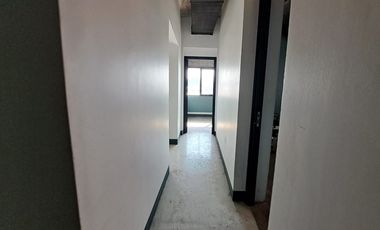 Amplias oficinas con 17 estacionamientos.