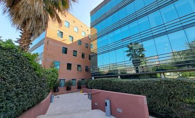 Amplias oficinas con 17 estacionamientos.