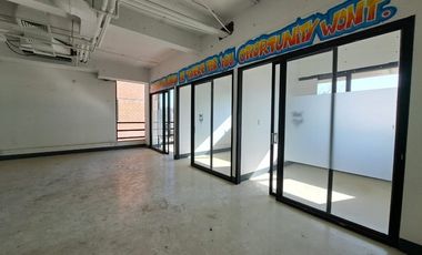 Amplias oficinas con 17 estacionamientos.