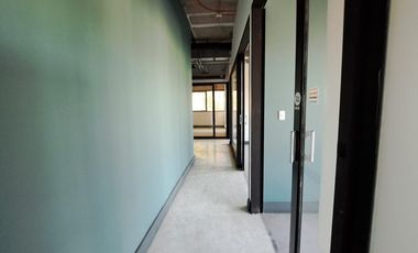 Amplias oficinas con 17 estacionamientos.