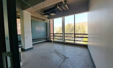 Amplias oficinas con 17 estacionamientos.