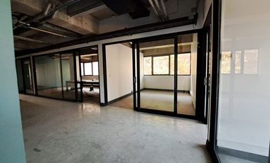 Amplias oficinas con 17 estacionamientos.