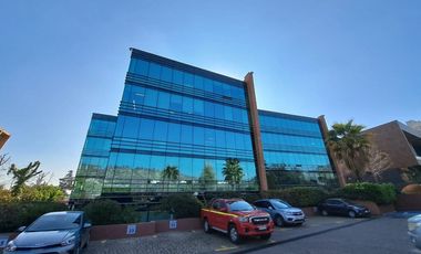 Amplias oficinas con 17 estacionamientos.