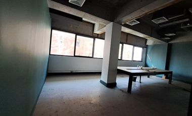 Amplias oficinas con 17 estacionamientos.