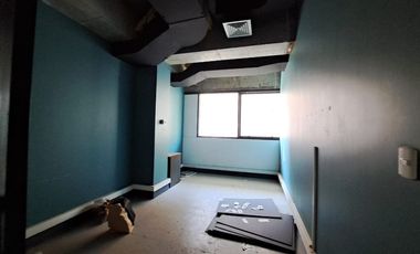 Amplias oficinas con 17 estacionamientos.