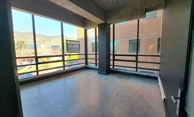 Amplias oficinas con 17 estacionamientos.