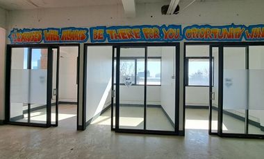 Amplias oficinas con 17 estacionamientos.