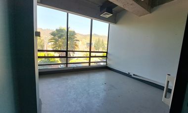 Amplias oficinas con 17 estacionamientos.