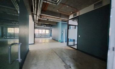 Amplias oficinas con 17 estacionamientos.