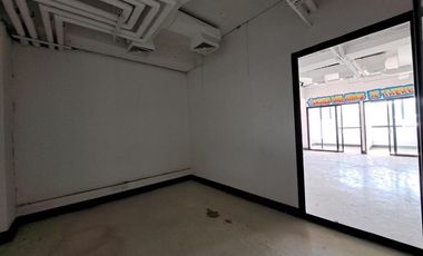 Amplias oficinas con 17 estacionamientos.