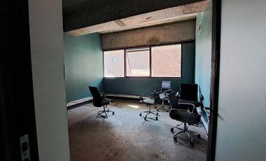 Amplias oficinas con 17 estacionamientos.