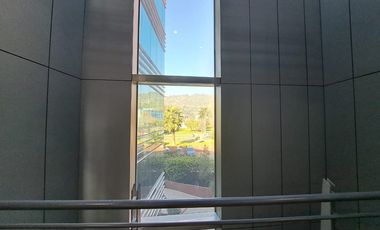 Amplias oficinas con 17 estacionamientos.